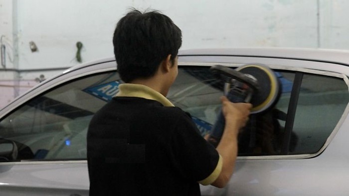 Dịch vụ đánh bóng kính xóa xước ô tô tại Hà nội